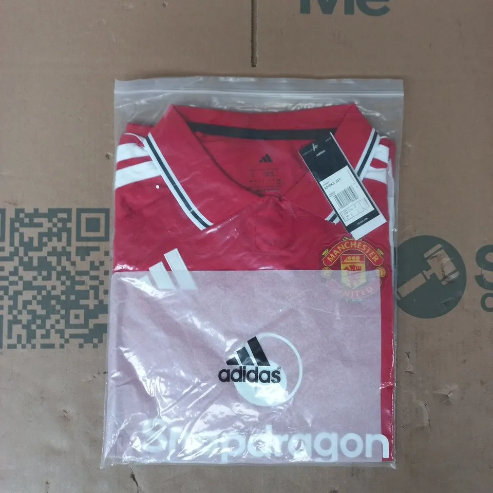 BAGGED ADIDAS MANCHESTER UNITED FOOTBALL JERSEY IN RED SIZE LARGE
