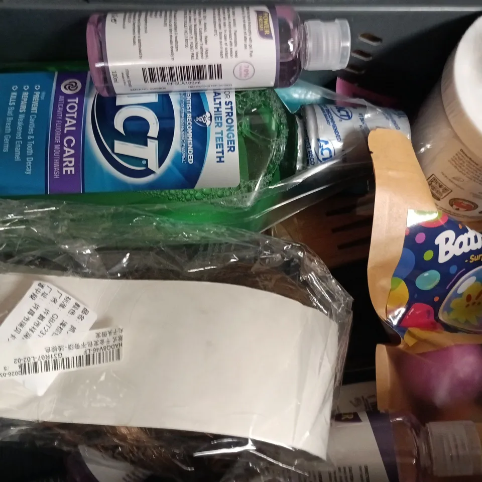 APPROXIMATELY 10 ASSORTED COSMETIC ITEMS TO INCLUDE MANE, DR SQUATCH, ETC - COLLECTION ONLY