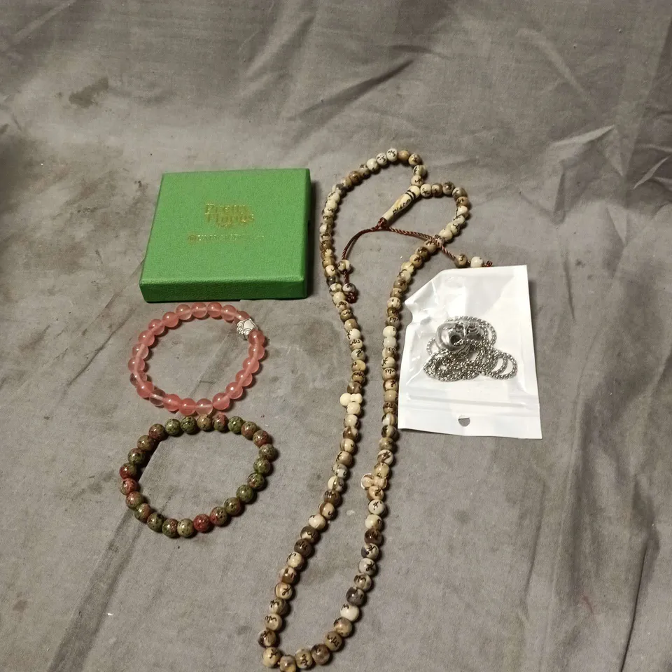 APPROXIMATELY 15 ASSORTED JEWELLERY ITEMS TO INCLUDE BRACELETS, NECKLACES, PRETTY LITTLE THINGS NECKLACE, SKULL NECKLACE ETC