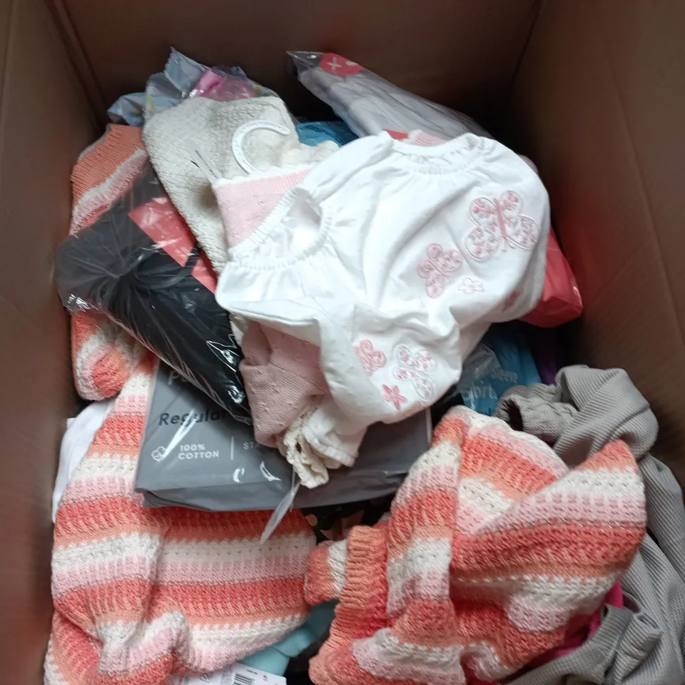 BOX OF APPROXIMATELY 30 ASSORTED CHILDRENS CLOTHING ITEMS OF VARIOUS SIZES AND STYLES