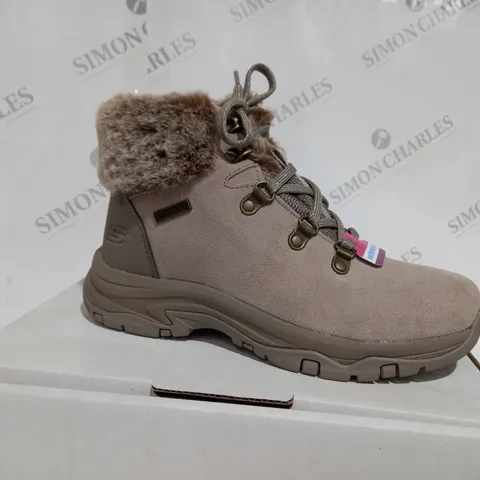 BOXED PAIR OF SKECHERS TREGO LACE UP FAUX FUR CUFF WATERPROOF BOOT TAUPE - SIZE 3