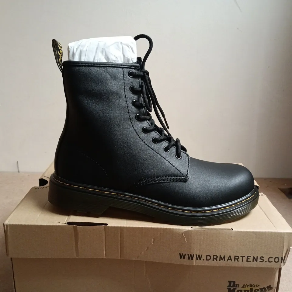 BOXED PAIR OF DR. MARTENS 1460 Y BLACK BOOTS – SOFTY, UK 5½ (EU 38½)