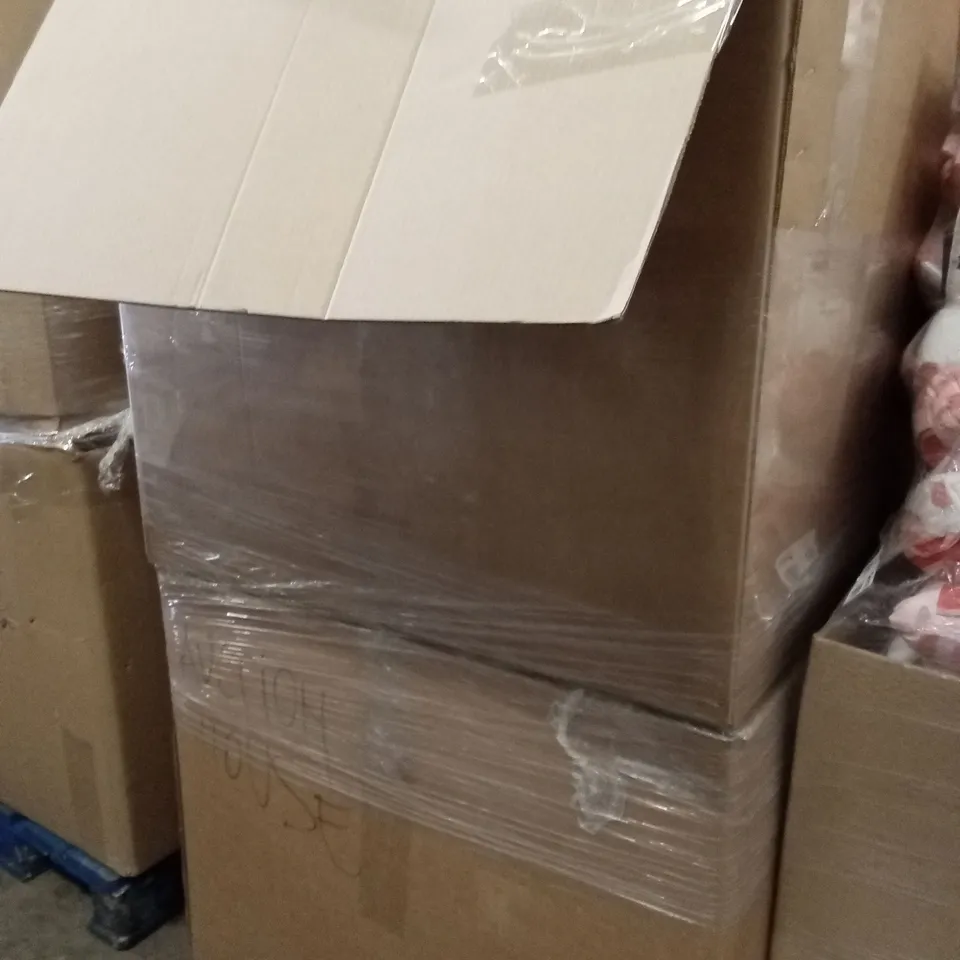 PALLET CONTAINING A LARGE QUANTITY OF BED PRODUCTS AND CUSHIONS