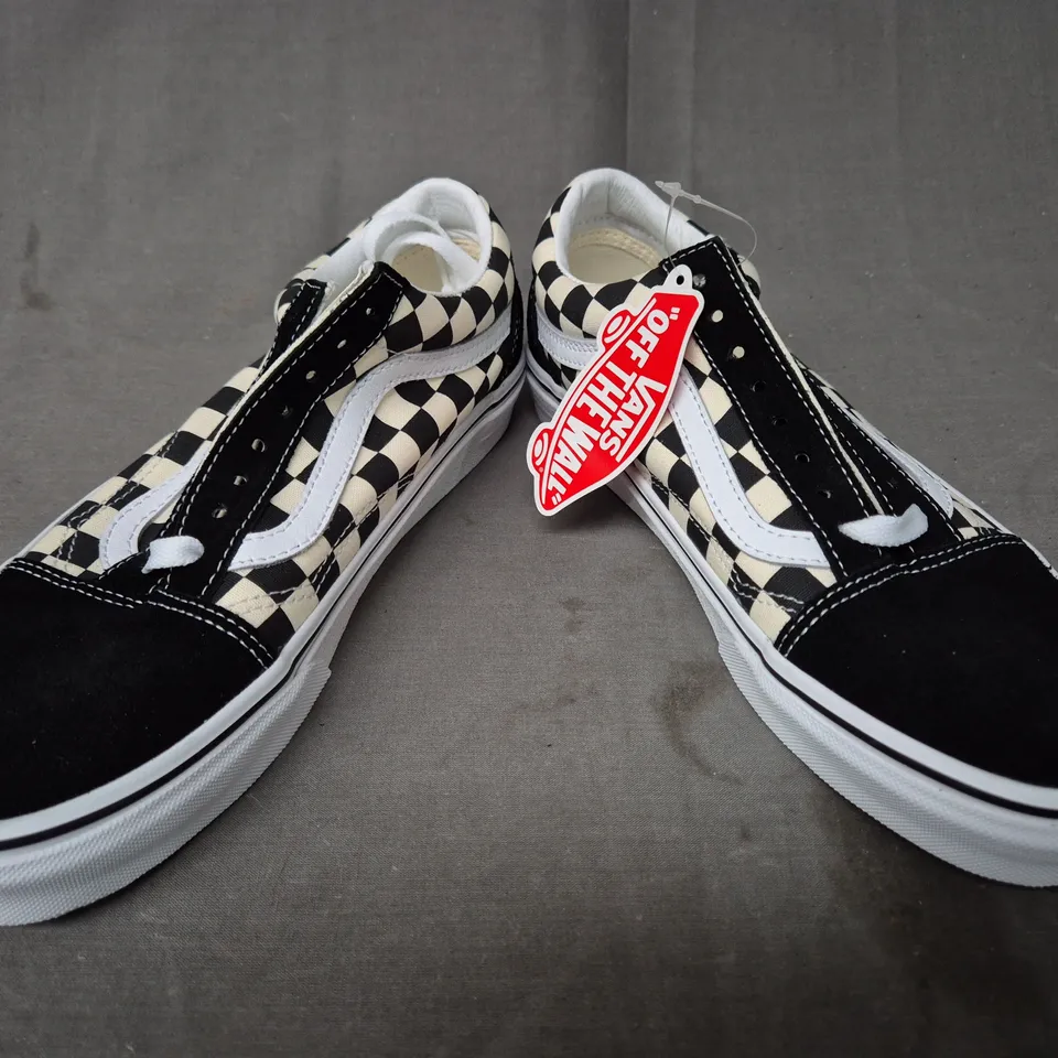 BOXED PAIR OF VANS OLD SKOOL SHOES IN BLACK/WHITE CHECKERBOARD UK SIZE 6