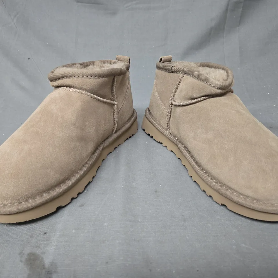 PAIR OF UGG WOMEN'S CLASSIC ULTRA MINI SHOES IN TAUPE UK SIZE 4