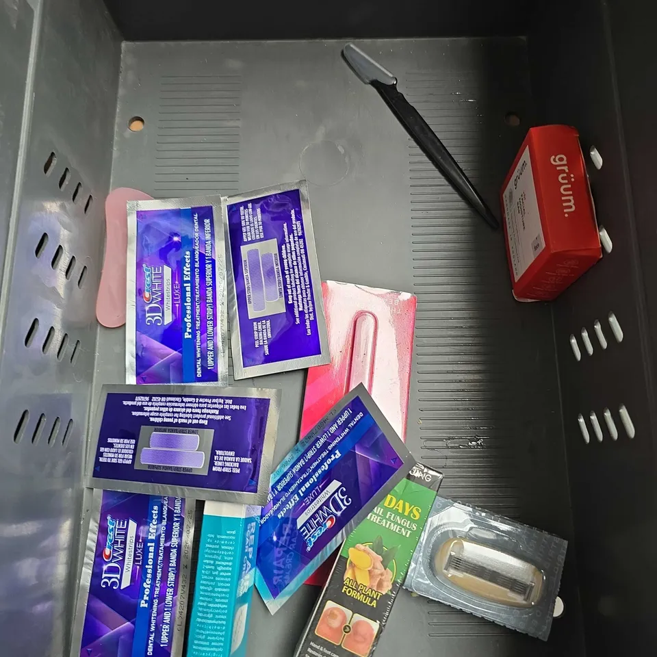 APPROXIMATELY 20 ASSORTED HEALTH & BEAUTY PRODUCTS TO INCLUDE - AUSSIE MOISTURE RECHARGE LEAVE-IN CONDITIONER - &HONEY DEEP MOIST HAIR OIL - WILD DEODORANT REFILLS - ETC
