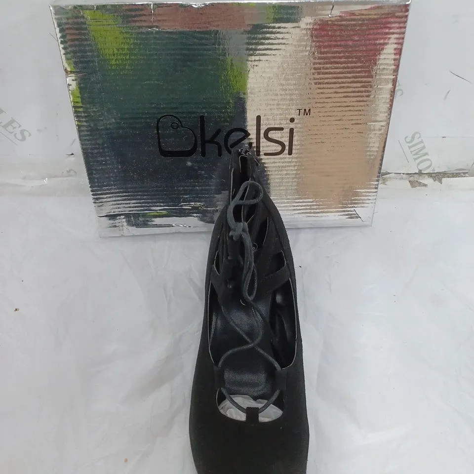 APPROXIMATELY 10 PAIRS OF BOXED KELSI BLACK BLOCK HEEL BOOT IN VARIOUS SIZES 