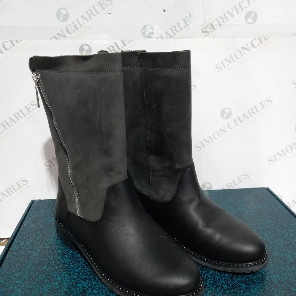 BOXED EMU EXPLORER BOOTS, BLACK/CHARCOAL - SIZE 7