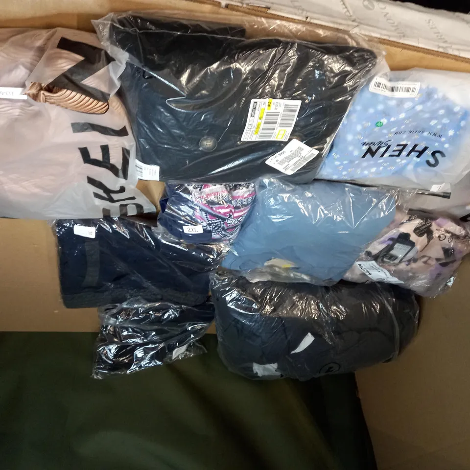LOT OF APPROX 20 ASSORTED CLOTHING ITEMS TO INCLUDE JUMPERS, JEANS AND T-SHIRTS