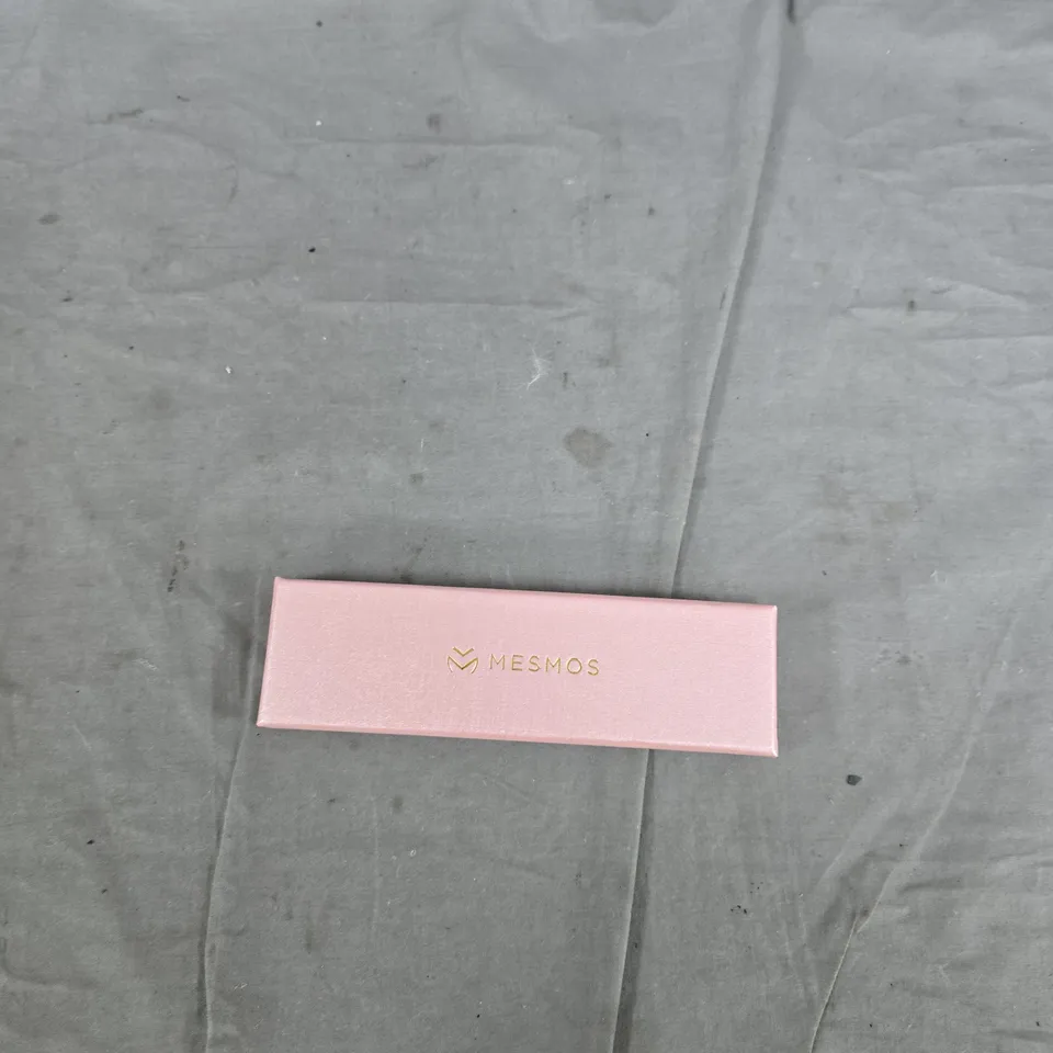 BOX OF APPROXIMATELY 20 HOUSEHOLD ITEMS TO INCLUDE: SMALL SQUEEGEE, WOODEN COASTER AND MESMOS PENS 