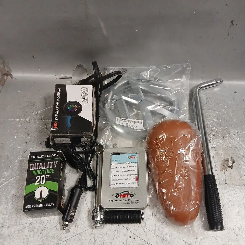 APPROXIMATELY 10 ASSORTED CAR ACCESSORIES TO INCLUDE REAR VIEW CAMERA, BIKE SEAT, CAR KEY CASE - ETC - COLELCTION ONLY