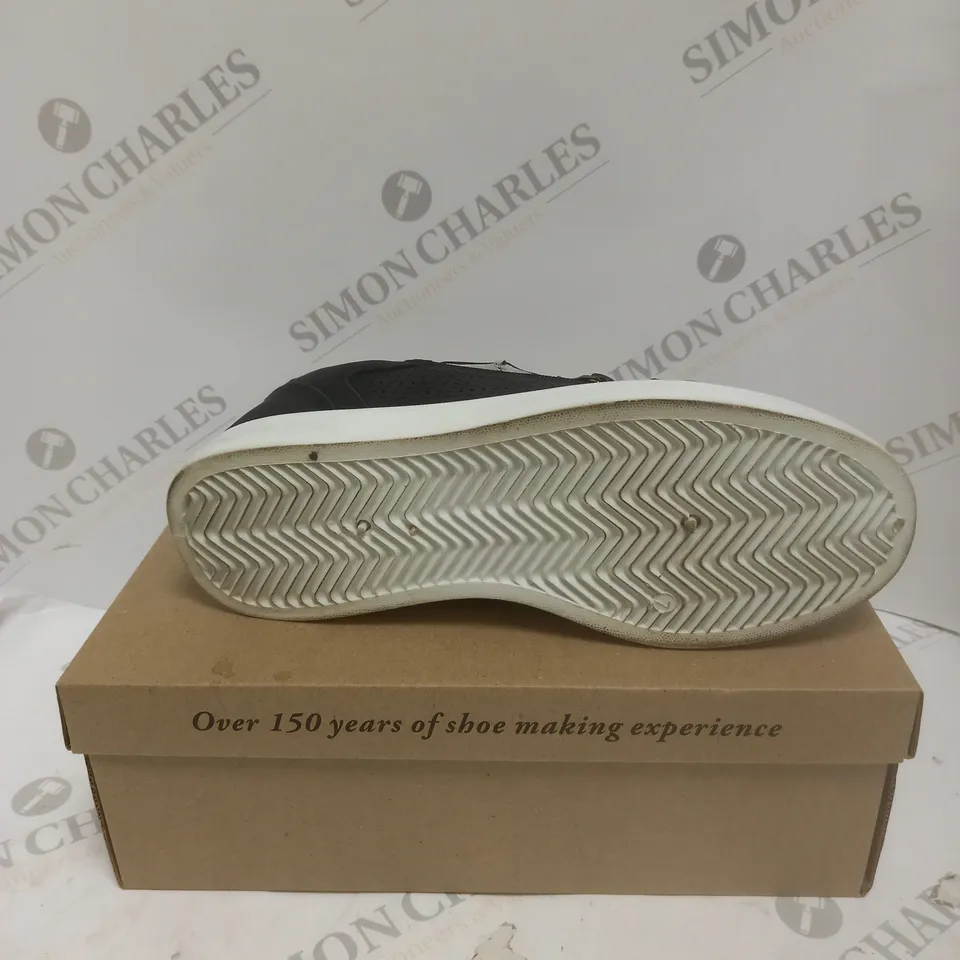 BOXED CUSHION WALK BLACK & WHITE TRAINERS - SIZE 7