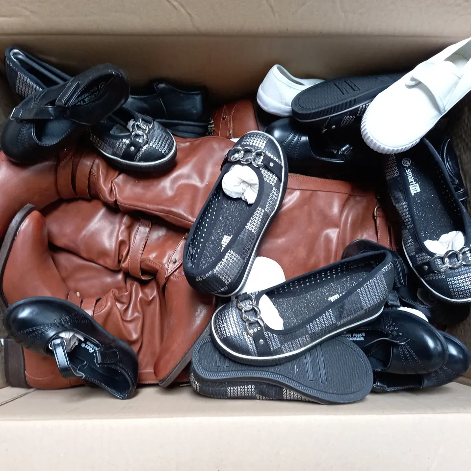 APPROXIMATELY 14 ASSORTED KIDS PAIRS OF SHOES IN VARIOUS COLOURS, STYLES, AND SIZES