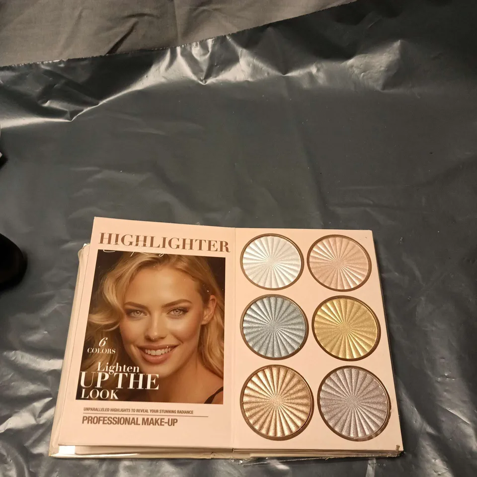 Professional Make-Up Lip Gloss Palette & Highlighter Set 