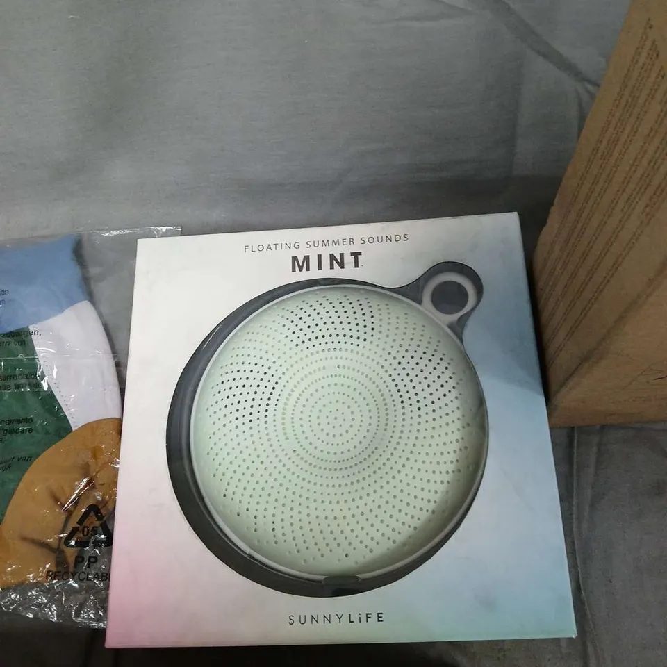 APPROXIMATELY 10 ITEMS OF VARIOUS HOME AND CHILDREN'S ITEMS  INCLUDING BRANDS SUCH AS SUNNY LIFE LIE WOOD AND MUSICAL PULL YET .