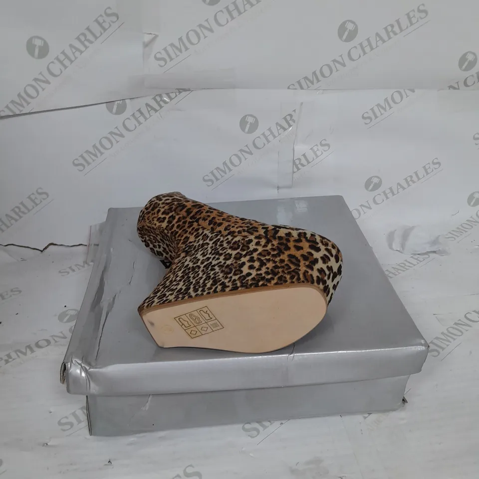 BOXED PAIR OF CASANDRA PLATFORM STRAP SHOE IN LEOPARD SHOE SIZE 3