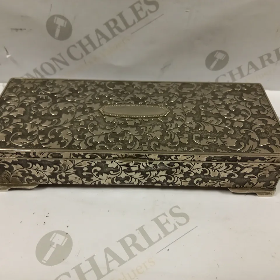 DESIGNER LEAF PATTERNED SILVER EFFECT JEWELLERY CONTAINER  