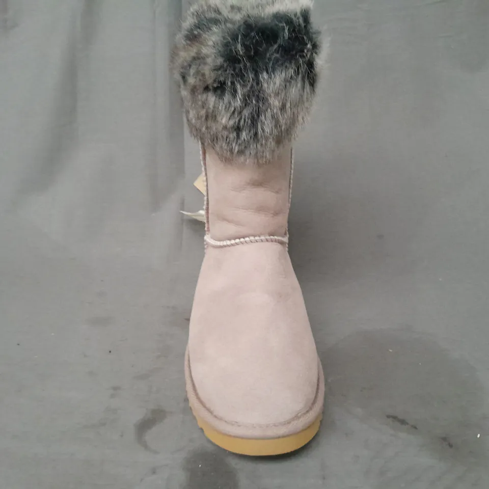 BOXED PAIR OF LOVE FROM AUSTRALIA CLASSIC SHORT FOXY ANKLE BOOTS IN TAUPE UK SIZE 6