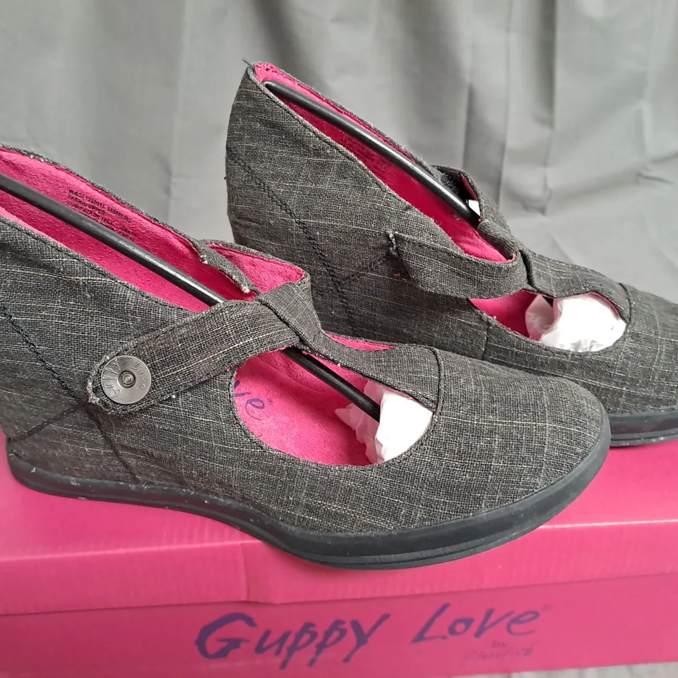 BOX OF APPROXIMATELY 12 PAIRS OF BLACK GUPPY LOVE WEDGE SHOES IN VARIOUS SIZES 