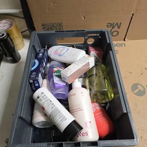 TOTE OF APPROXIMATELY 20 ASSORTED COSMETICS TO INCLUDE: REDKEN CONDITIONER 
