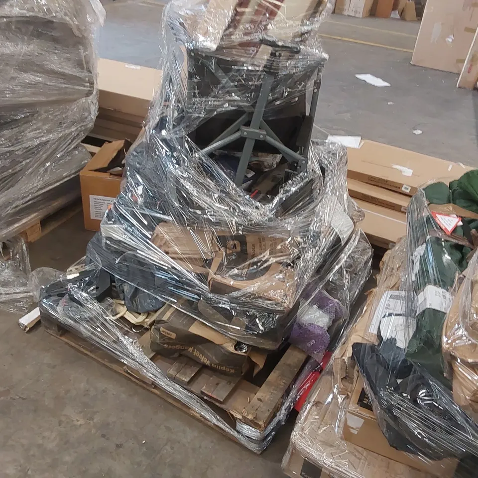 PALLET CONTAINING A LARGE ASSORTMENT OF CONSUMER PRODUCTS INCLUDING: CAMPING WAGON, COOLING PILLOWS, CLOTHES HANGERS ECT