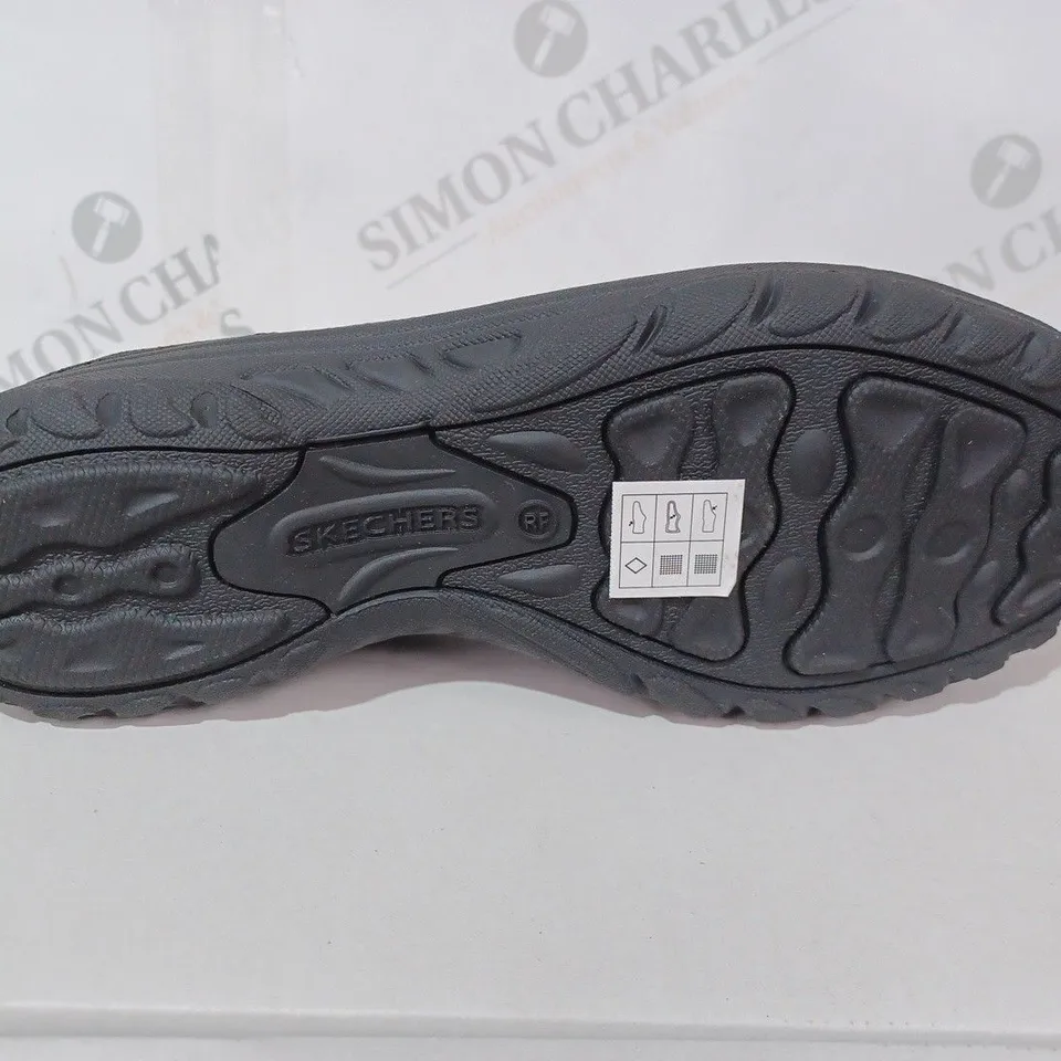 BOXED BLACK SKECHERS SIZE 6