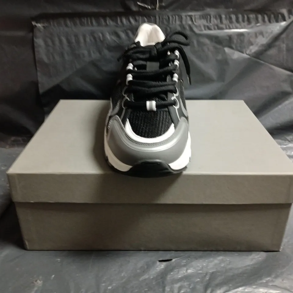 BOXED PAIR OF CLEENS PULSE RUNNER SHOES IN CARBON SIZE UK 13