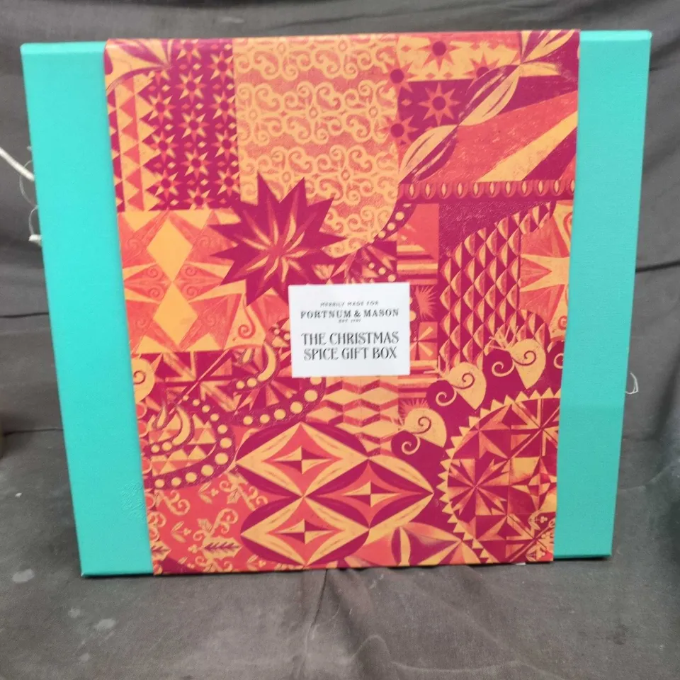 FORTNUM & MASON THE CHRISTMAS SPICE GIFT BOX – TWO FESTIVE TINS + CANDLE