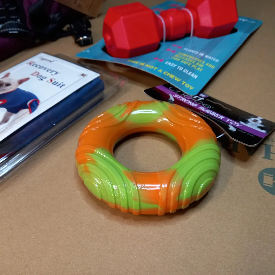 LOT OF APPROX 5 ASSORTED DOG RELATED ITEMS TO INCLUDE: DOG TOYS, DOG COATS