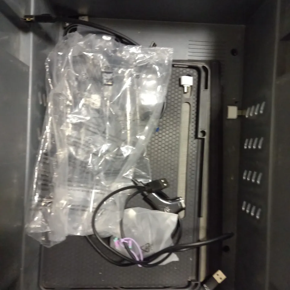 APPROXIMATELY 5 ASSORTED TABLET ACCESSORIES TO INCLUDE CHARGING CABLES, PROTECTIVE CASES & KEYBOARD ATTACHMENT  