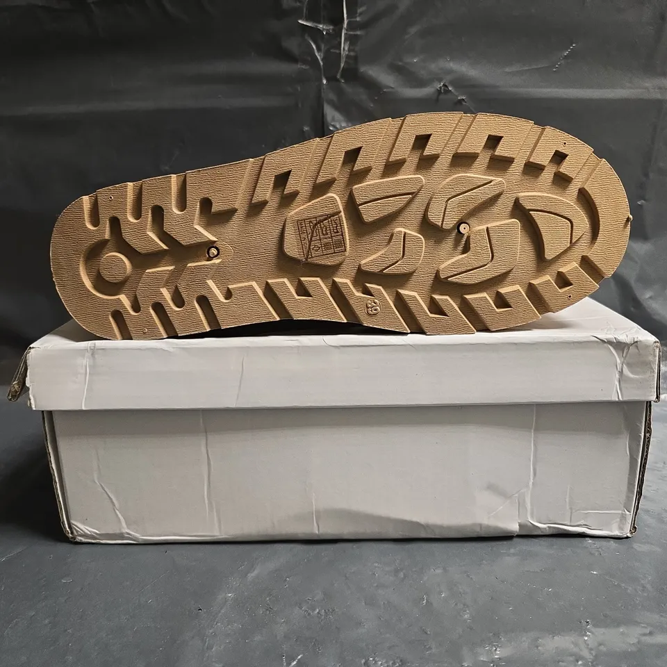 BOXED PAIR OF UNBRANDED FAUX FUR LINED SHOES IN LIGHT TAN SIZE EU 39