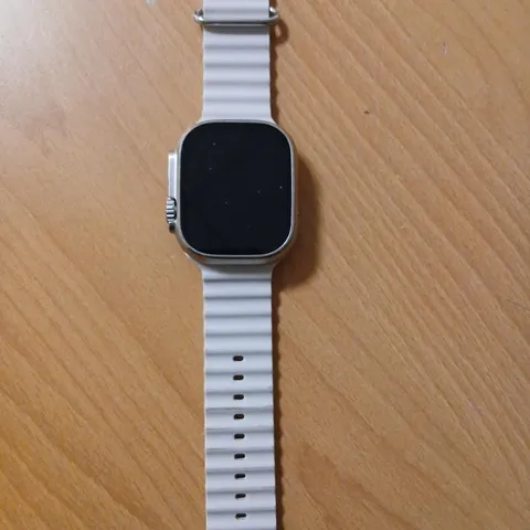 SMARTWATCH WITH WHITE STRAP – SQUARE FACE