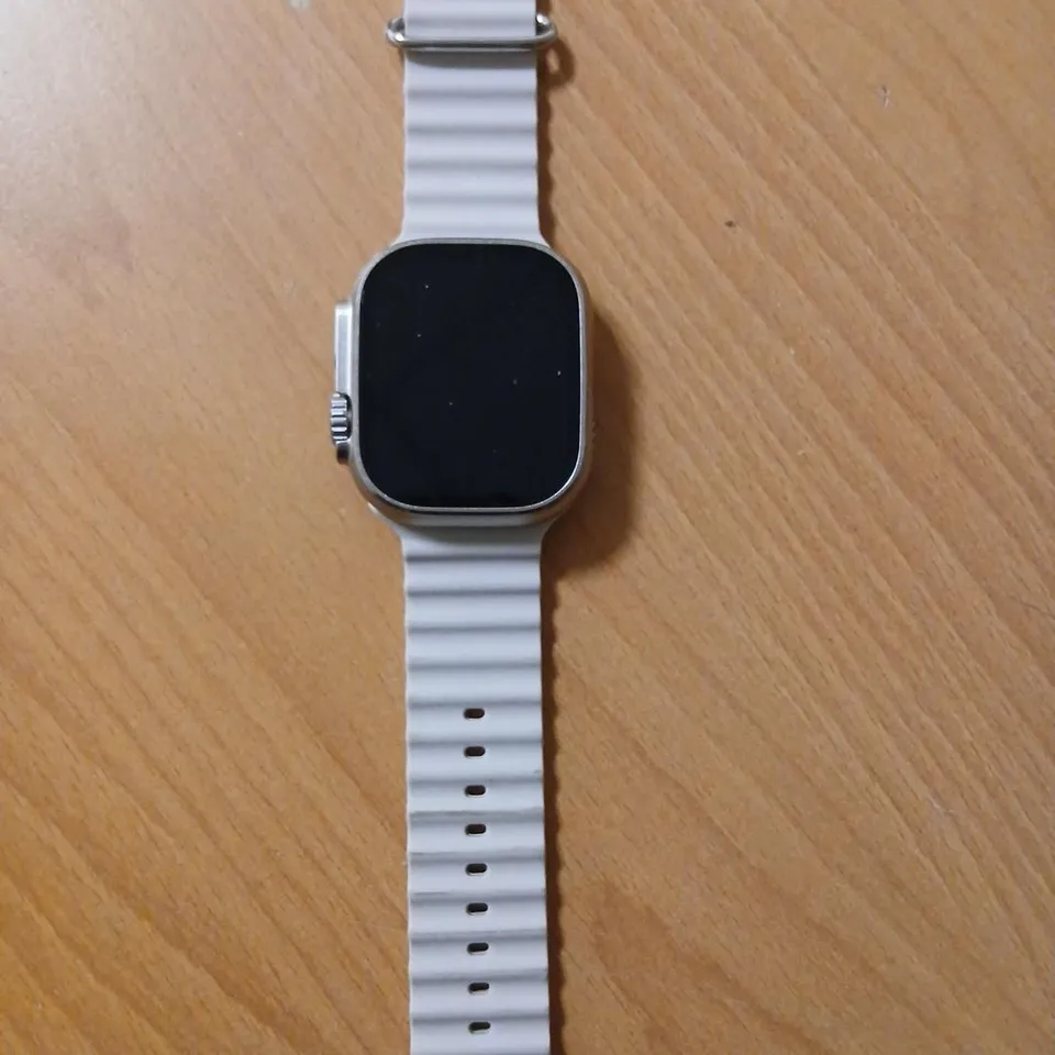 SMARTWATCH WITH WHITE STRAP – SQUARE FACE