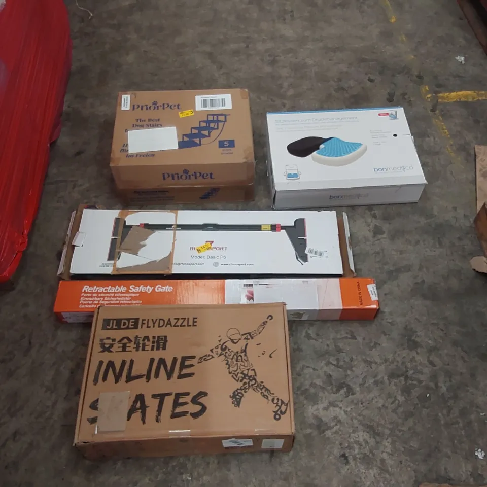 PALLET OF ASSORTED ITEMS INCLUDING: DOG STAIRS, INLINE SKATES, RETRACTABLE SAFETY GATE, CUSHION, PULL-UP BAR ECT