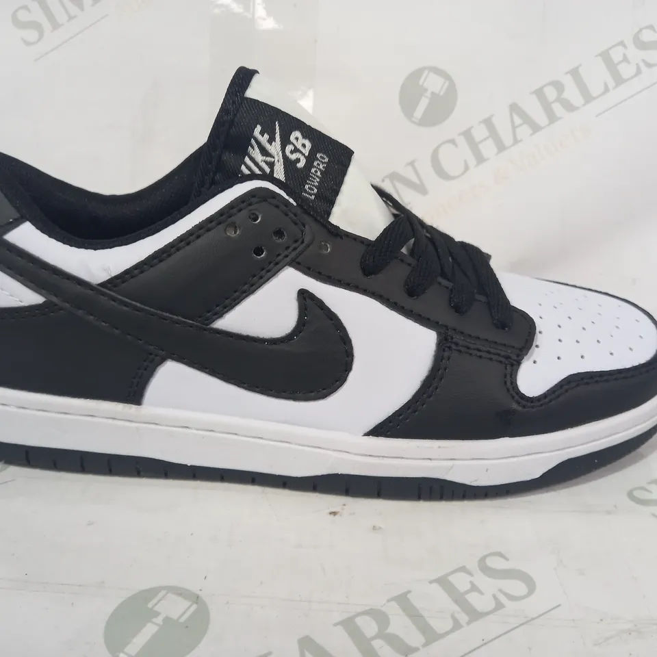 PAIR OF NIKE TRAINERS IN BLACK/WHITE UK SIZE 5.5 