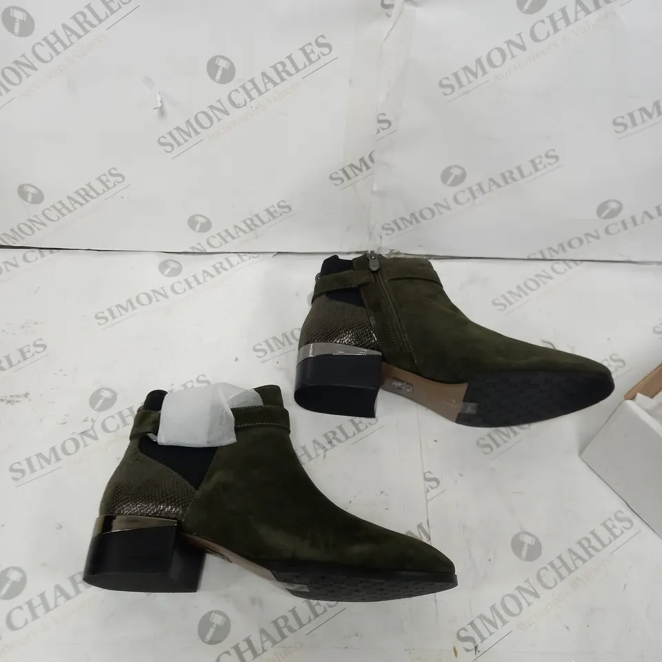 BOXED PAIR OF MODA IN PELLE "TYANNA" ANKLE BOOT IN KHAKI SUEDE - EU SIZE 8
