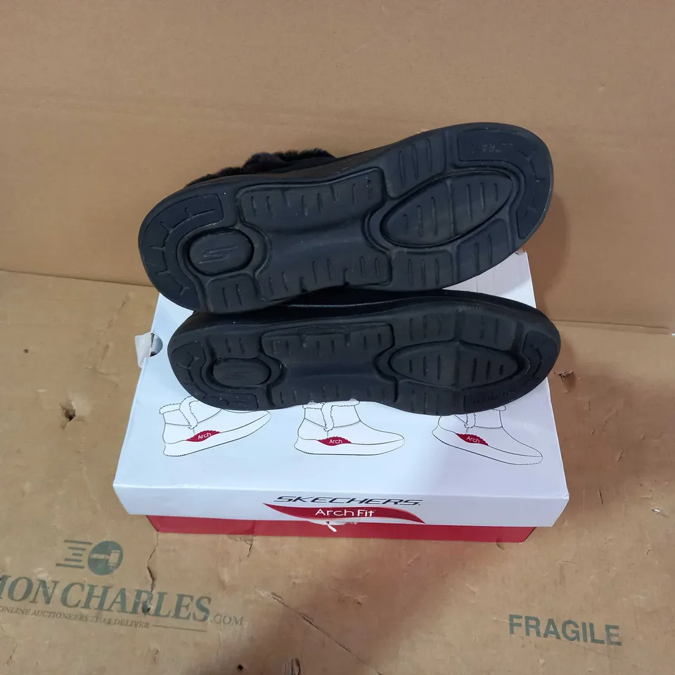 BOXED PAIR OF SKECHERS - SIZE 7