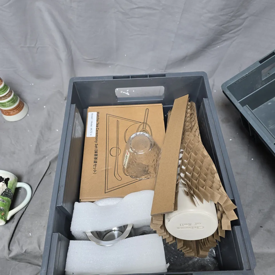 TOTE OF APPROXIMATELY 6 ASSORTED GLASS/CERAMIC ITEMS TO INCLUDE OIL JUG AND DOG JUG