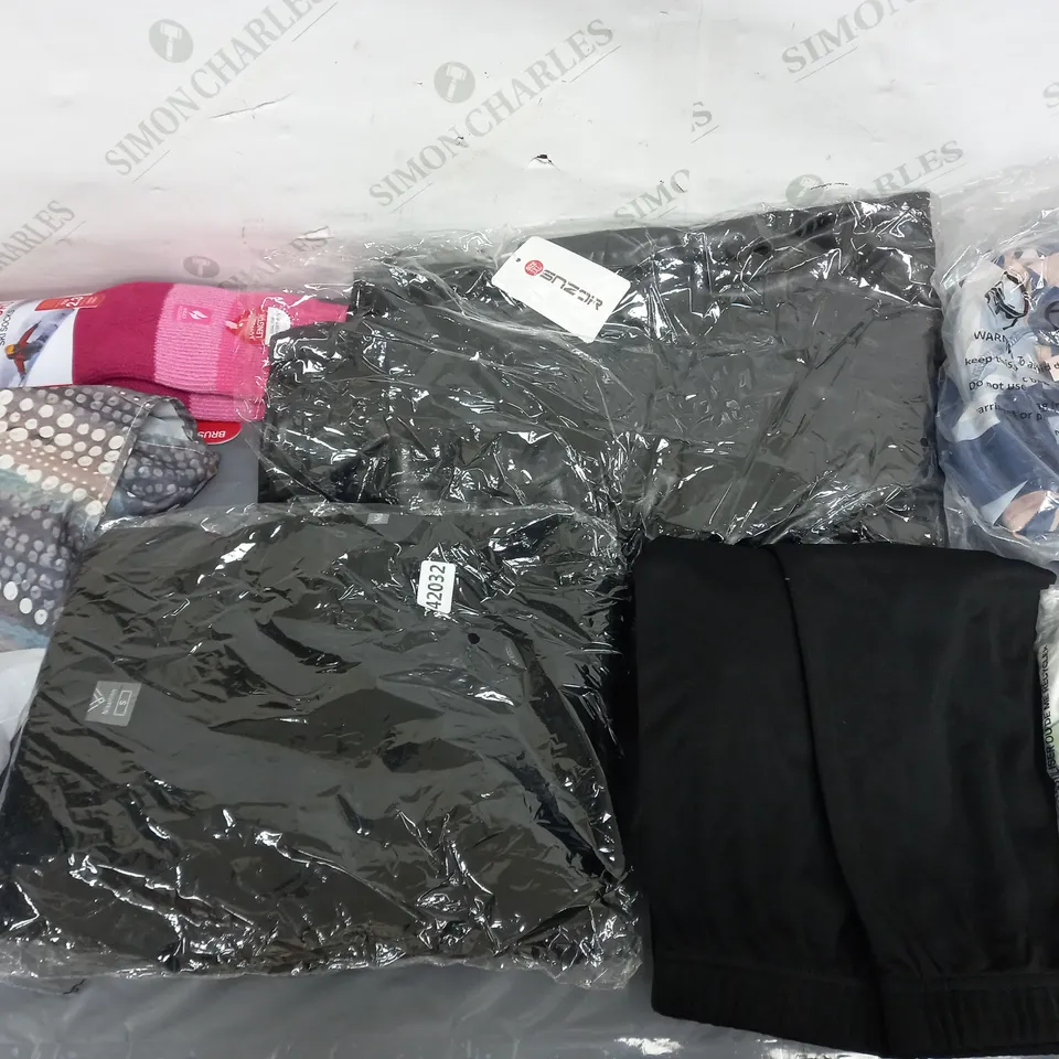 LARGE QAUNTIITY OF ASSORTED CLOTHING ITEMS TO INCLUDE DRESSES, JEANS, SHIRTS, ETC