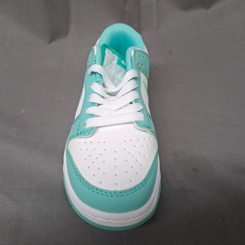 BOXED PAIR OF NIKE ZOOM RIVAL SHOES IN CYAN/WHITE UK SIZE 3