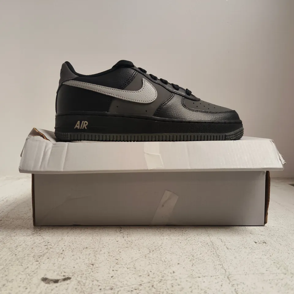 BOXED PAIR OF NIKE AIR FORCE 1 LOW TRAINERS IN BLACK/GREY SIZE UK 5