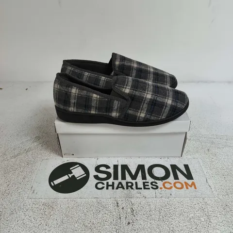 BOXED PAIR OF JO & JOE CARL SLIPPERS IN GREY - SIZE 12