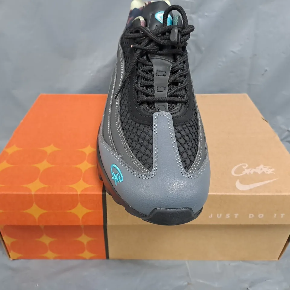 BOXED PAIR OF NIKE AIR MAX 95 TT SHOES IN BLACK/GREY SIZE UK 11