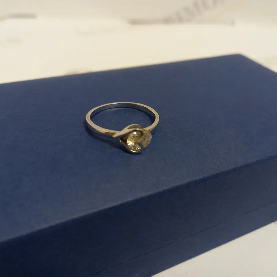 MOISSANITE 9CT WHITE GOLD 1CT SOLITAIRE RING WITH HEART DETAIL BAND SIZE Q RRP £399