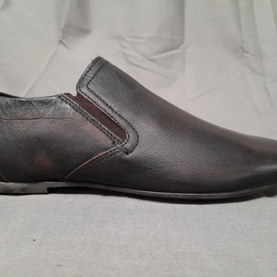BOXED PAIR OF RED TAPE WALDON SLIP-ON SHOES IN BROWN SIZE 6