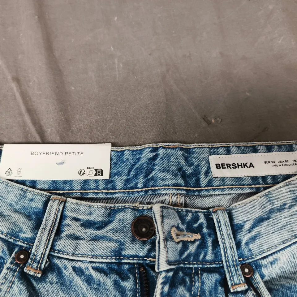 BERSHKA BOYFRIEND PETITE JEANS – LIGHT WASH DENIM, UK 6 (US 2 / EU 34)