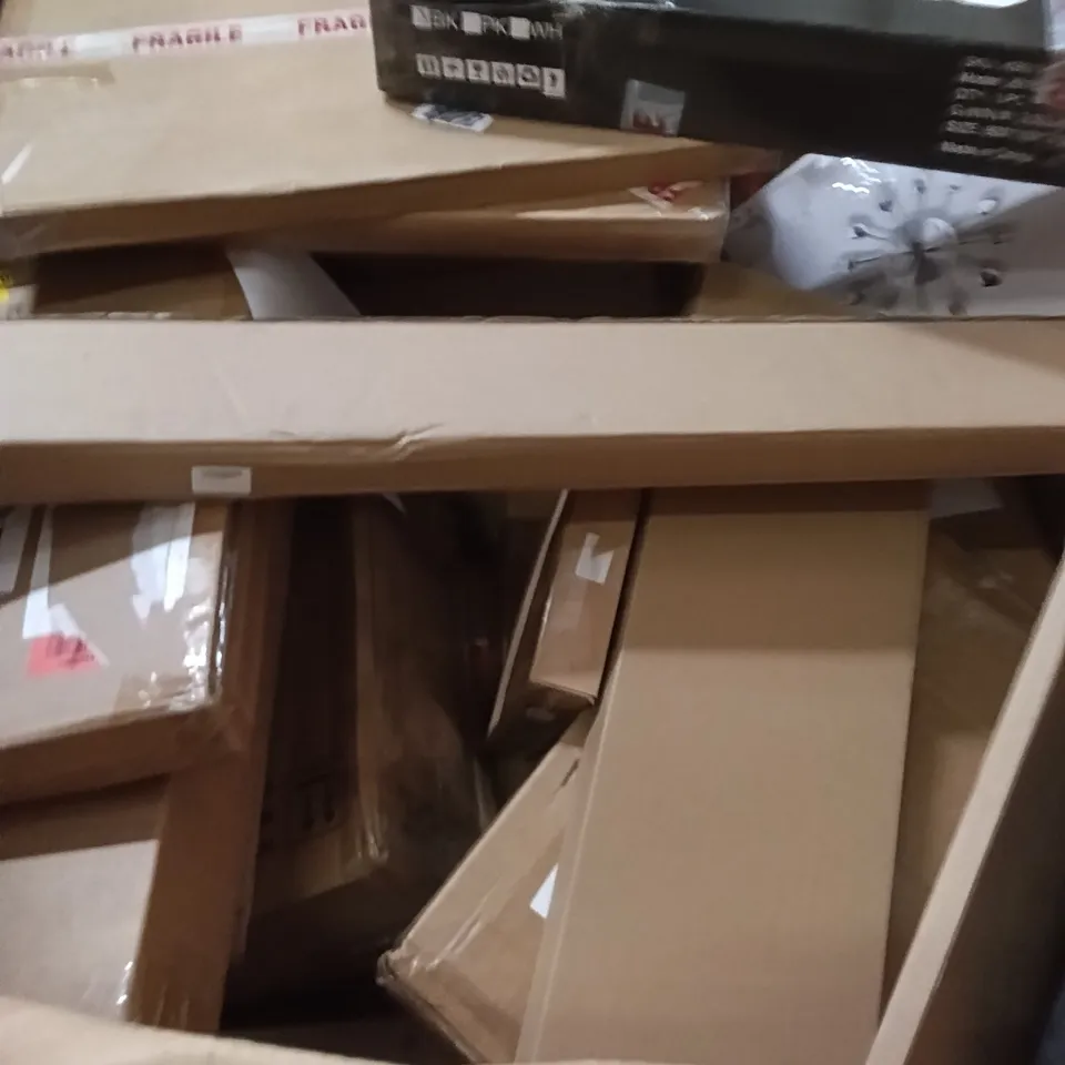 PALLET OF ASSORTED ITEMS INCLUDING - FLOOR MAT, PUZZLE ACCESSORIES 