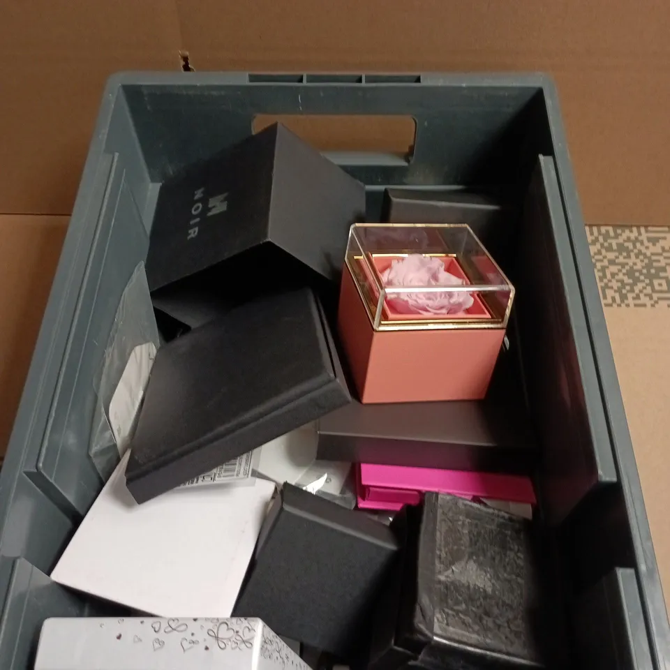 APPROXIMATELY 10 ASSORTED JEWELLERY ITEMS TO INCLUDE - NECKLACE ,WATCH , EARRINGS ETC