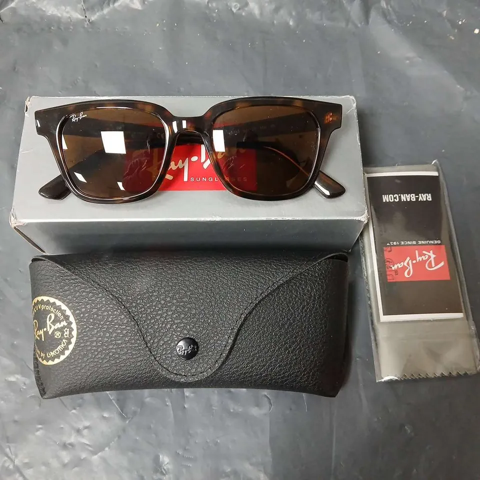 BOXED PAIR OF RAY BAN PATTERNED BROWN GLASSES