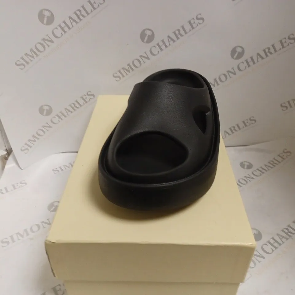 BOXED AXEL ARIGATO OFF BLACK MAGMA SANDALS- UK 4/5